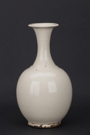 A Chinese Song Style White Glazed Porcelain vase