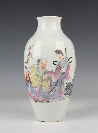 A Chinese famille rose enamelled porcelain vase, probably Hongxian period or early Republic, the elo