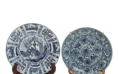 SOLD. A Chinese porcelain dish. Late Ming 1368-1644. Diam. 33 cm. And an 18th century Delft faience dish. (2) – Bruun Rasmussen Auctioneers of Fine Art