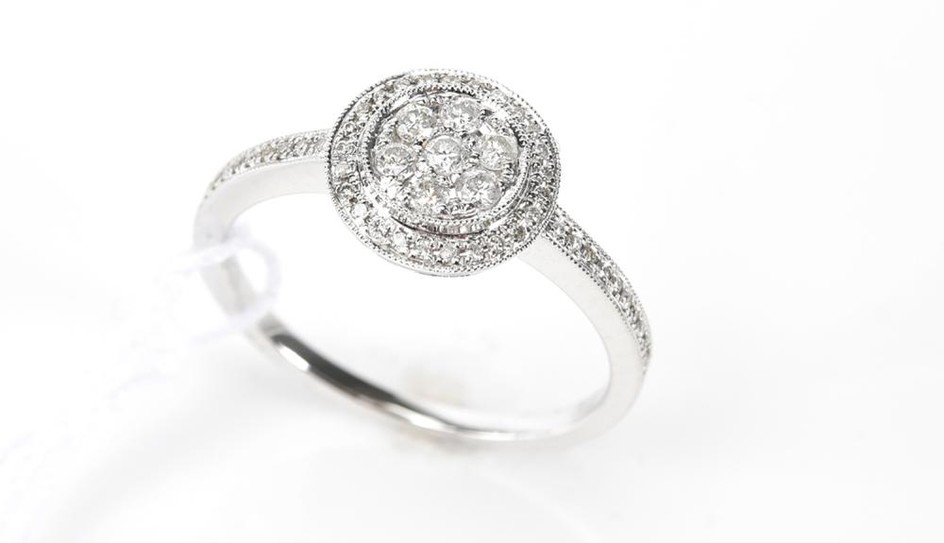 A DIAMOND CLUSTER RING IN 18CT WHITE GOLD, SIZE M