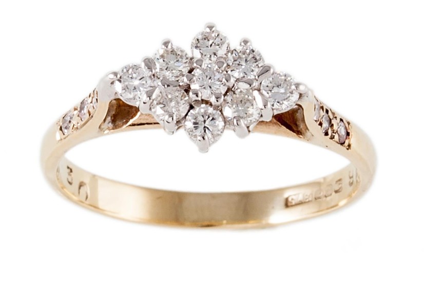 A DIAMOND CLUSTER RING, mounted in 9ct yellow gold