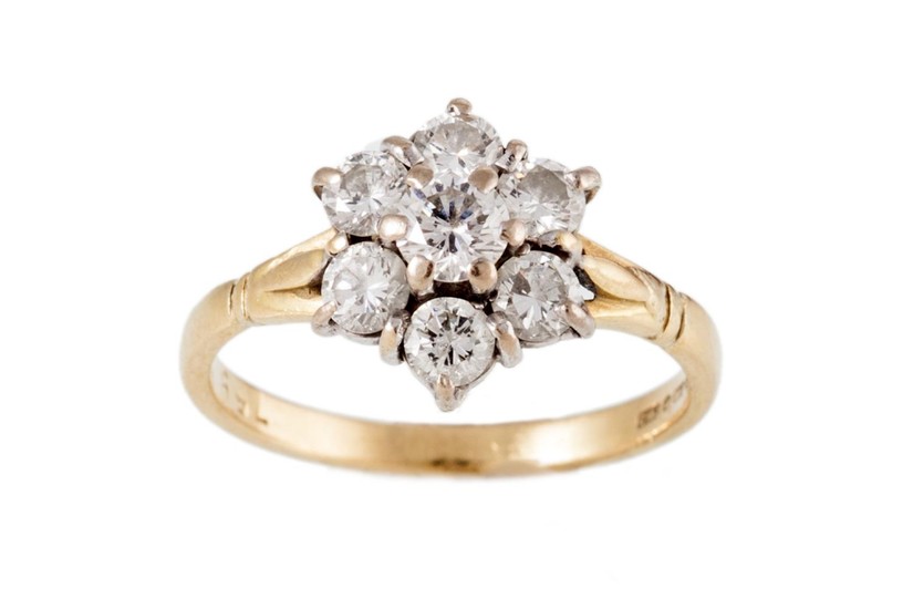 A DIAMOND CLUSTER RING, of approx. 1.06ct in total, mounted ...