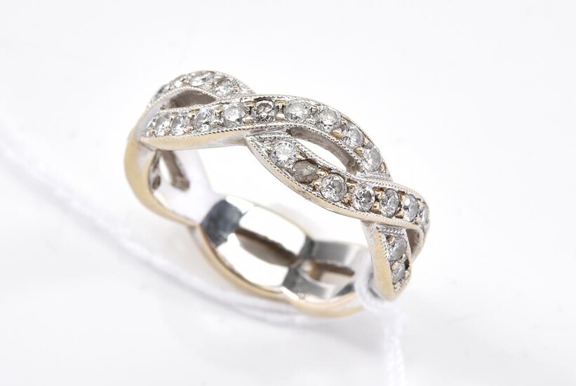 A DIAMOND SET RING IN TWO-TONE 18CT GOLD, SIZE I, 5.3GMS