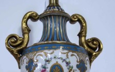 A FRENCH PORCELAIN AND BRASS TABLE LAMP