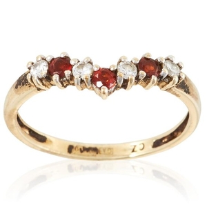 A GEMSET RING in yellow gold, set with alternating