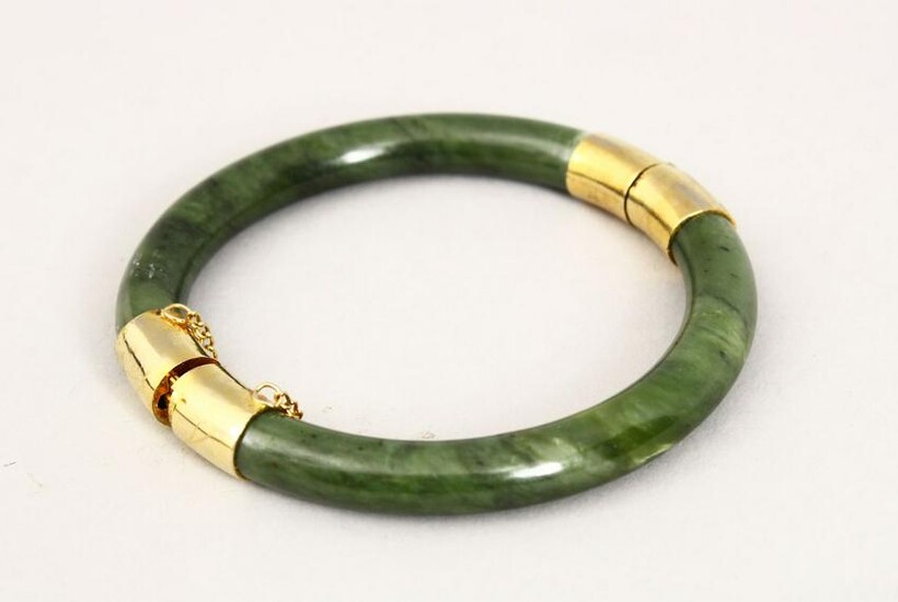 A GOOD 19TH CENTURY CHINESE CARVED JADE BANGLE, with