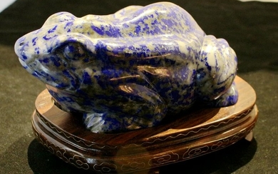 A LAPIS LAZULI ORNAMENT SHAPED WITH TOAD