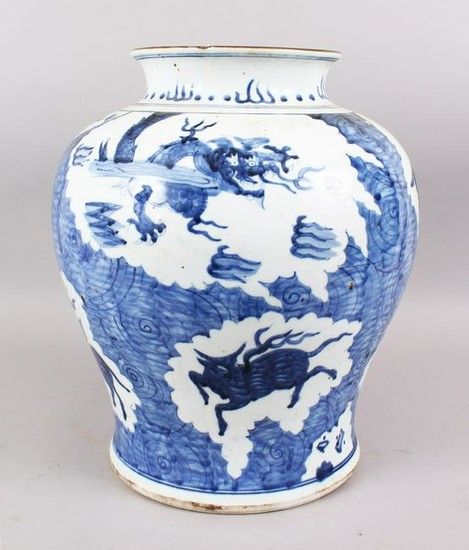 A LARGE CHINESE BLUE & WHITE PORCELAIN VASE, the body