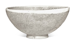 A LARGE MARBLED BOWL 10TH CENTURY