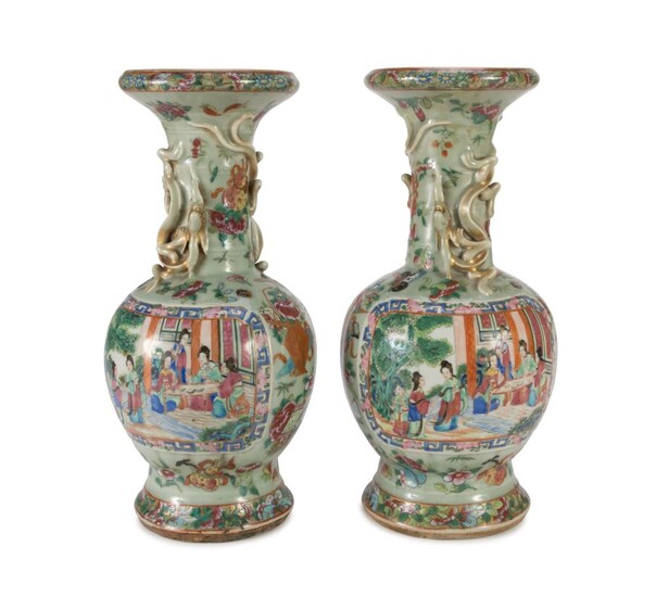 A PAIR OF CHINESE POLYCHROME PORCELAINE VASES. EARLY 20TH CENTURY.