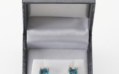 A PAIR OF TOPAZ STUD EARRINGS, THE TWO ROUND CUT BLUE TOPAZ ESTIMATED 2.67CTS, TO POST AND BUTTERFLY FITTINGS, IN 9CT GOLD, BOXED