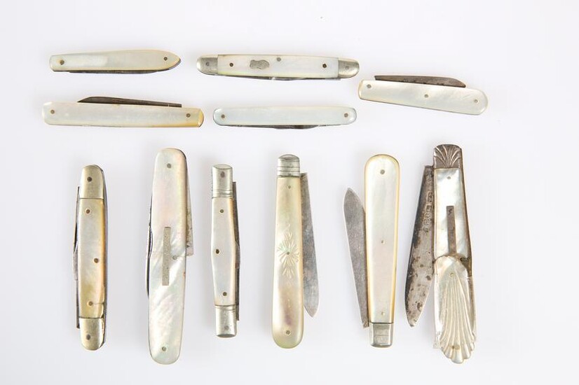 A QUANTITY OF FRUIT KNIVES WITH MOTHER-OF-PEARL FACE