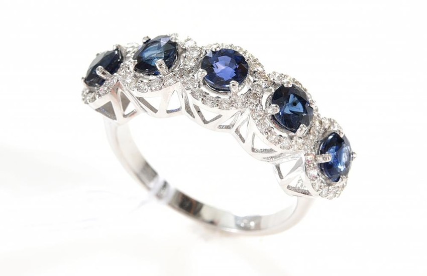 A SAPPHIRE AND DIAMOND RING IN 18CT GOLD