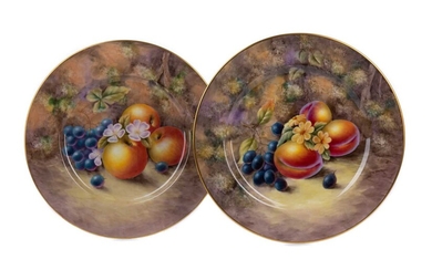 A SET OF FOUR EARLY 20TH CENTURY CABINET PLATES