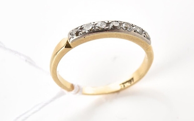 A SEVEN STONE DIAMOND RING IN TWO TONE 18CT GOLD, RING SIZE I, 1.8GMS