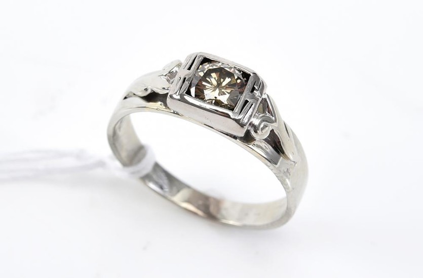 A SOLITAIRE COGNAC DIAMOND RING OF 0.58CTS IN 18CT WHITE GOLD, SIZE O