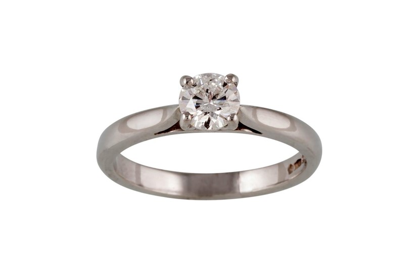 A SOLITAIRE DIAMOND RING, of approx. 0.55ct, mounted in plat...