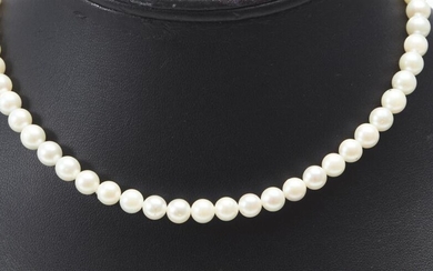 A STRAND OF CULTURED PEARLS, TO A CLASP IN 14CT WHITE GOLD, THE ROUND PEARLS MEASURING 6MM, TOTAL LENGTH 36CMS