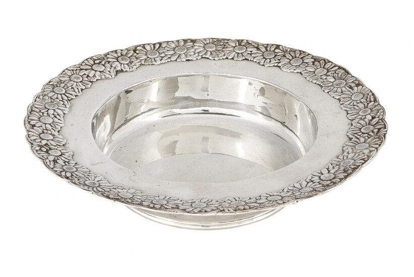 A Tiffany & Co. silver dish with daisy chain rim, of circular form, the flat edge with decorated with repeating daisy motifs to straight sides and a flat base, stamped sterling, 17.6cm dia., approx. weight 7.3oz