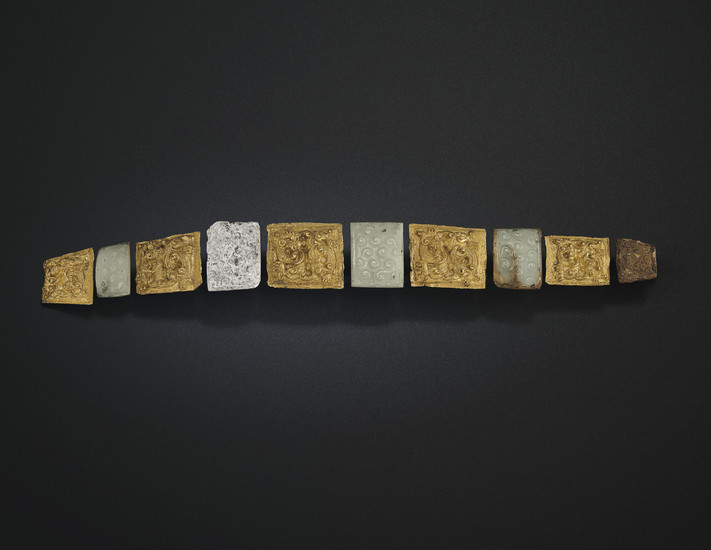 A VERY RARE SET OF GOLD AND JADE GARMENT HOOK PLAQUES, EASTERN ZHOU DYNASTY, 4TH CENTURY BC