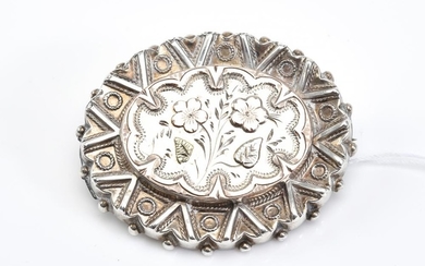 A VICTORIAN BROOCH IN SILVER WITH GOLD DETAILS