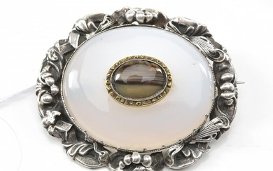 A VICTORIAN CHALCEDONY AND AGATE SET OVAL BROOCH IN SILVER, 50x45MM