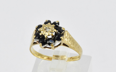 A VINTAGE SAPPHIRE RING