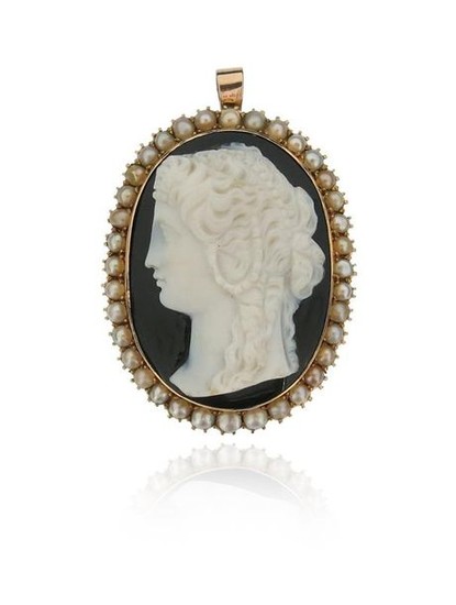 A Victorian hardstone cameo brooch pendant, depicting a...