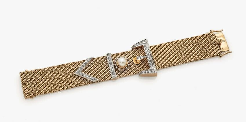 A bracelet with diamonds and cultured pearl