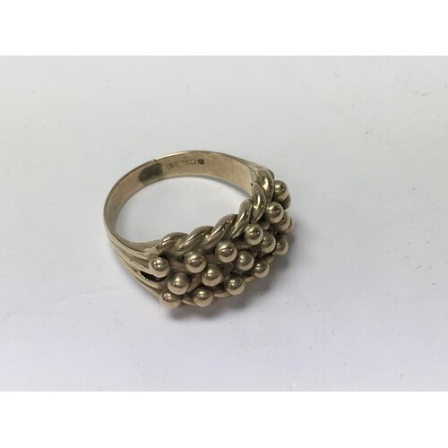 A gents 9ct gold keeper ring, 9.5g. (V).
