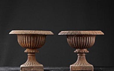 A pair of 20th century cast iron Medici style garden urns. H. 22 cm. Diam. 26 cm. (2)