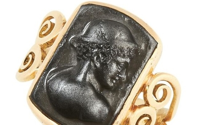 AN ANTIQUE HARDSTONE CAMEO RING, 1903 in 18ct yellow