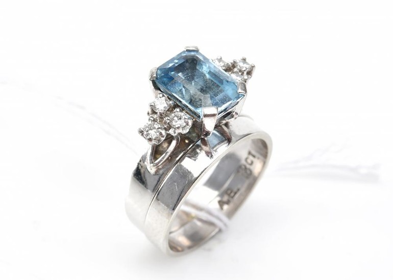 AN AQUAMARINE AND DIAMOND RING SUITE IN 18CT WHITE GOLD AND PLATINUM