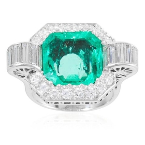 AN ART DECO COLOMBIAN EMERALD AND DIAMOND RING in