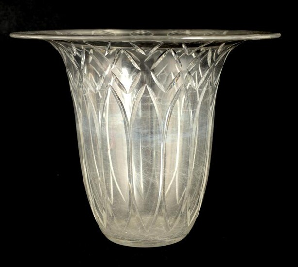 AN EARLY 20TH CENTURY BACCARAT CLEAR GLASS VASE ha
