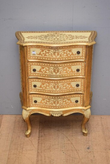 AN EARLY 20TH CENTURY ITALIAN FLORENTINE GILTWOOD FOUR DRAWER CHEST OF DRAWERS (82H X 62W X 29D CM)