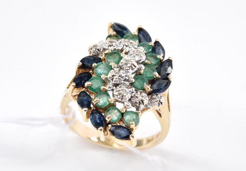 AN EMERALD, SAPPHIRE AND DIAMOND CLUSTER RING IN 14CT GOLD, RING SIZE M, 5.3GRAMS