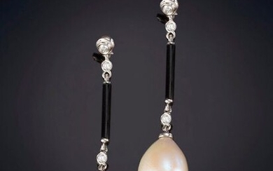 ART-DECO STYLE EARRINGS OF RHINESTONES, ONYX AND CULTURED PEARLS. On a frame of 18k white gold. Price: 765,00 Euros. (127.285 Ptas.)