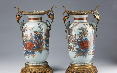 ARTE GIAPPONESE A pair of Imari pocelain vases with