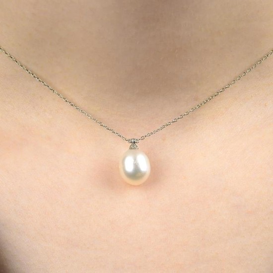 An Edwardian platinum, natural pearl pendant, on