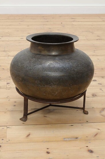 An Indian bronze vase