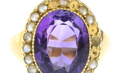 An amethyst and split pearl cluster ring.Ring size...