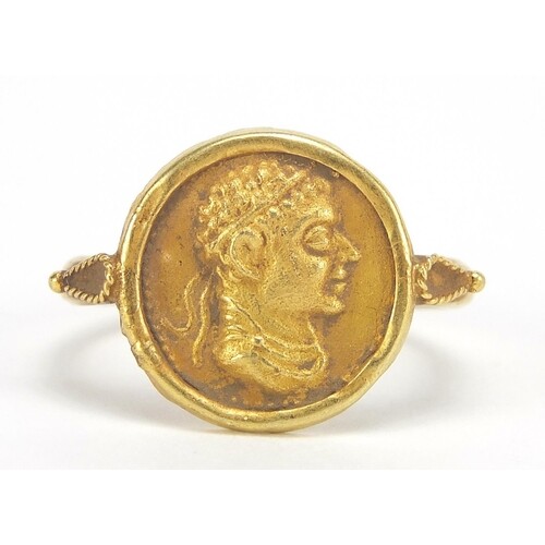 Antique gold Roman head coin ring, size P, 4.7g