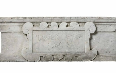 Architrave in marmo scolpito. Lapicida del XV secolo e