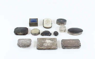 Arte del secolo XIX e inizio XX. Collezione di numerose scatole di forme e decori differenti in argento e altri…