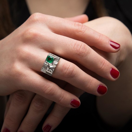 BAGUE CHEVALIERE CROISEE An emerald, diamond and platinum ring.