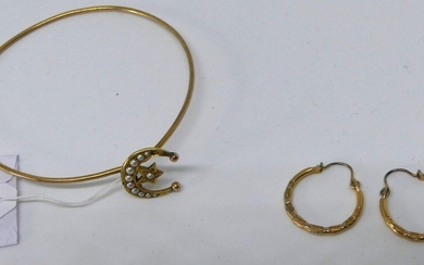 BRACELET gold thread, the clasp with crescent and star motif set with pearls. A pair of EARRINGS in guilloché gold is attached. Weight of the set 5,5 g