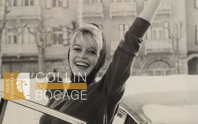 BRIGITTE BARDOT Brigitte Bardot sortant de... - Lot 10 - Paris Enchères - Collin du Bocage