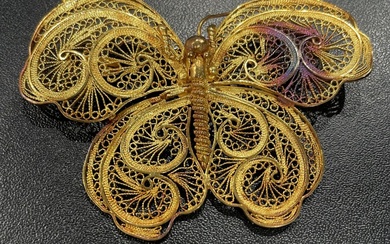 BROCHE "Papillon" en or jaune 750/°° filigrané, épingle en métal. Poids brut : 16.9 g....