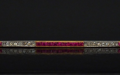 Broche barrette en or jaune 750, sertie de diamants taillés en rose et pierres roses...